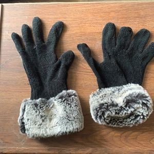Black gloves with cuffed gray fur